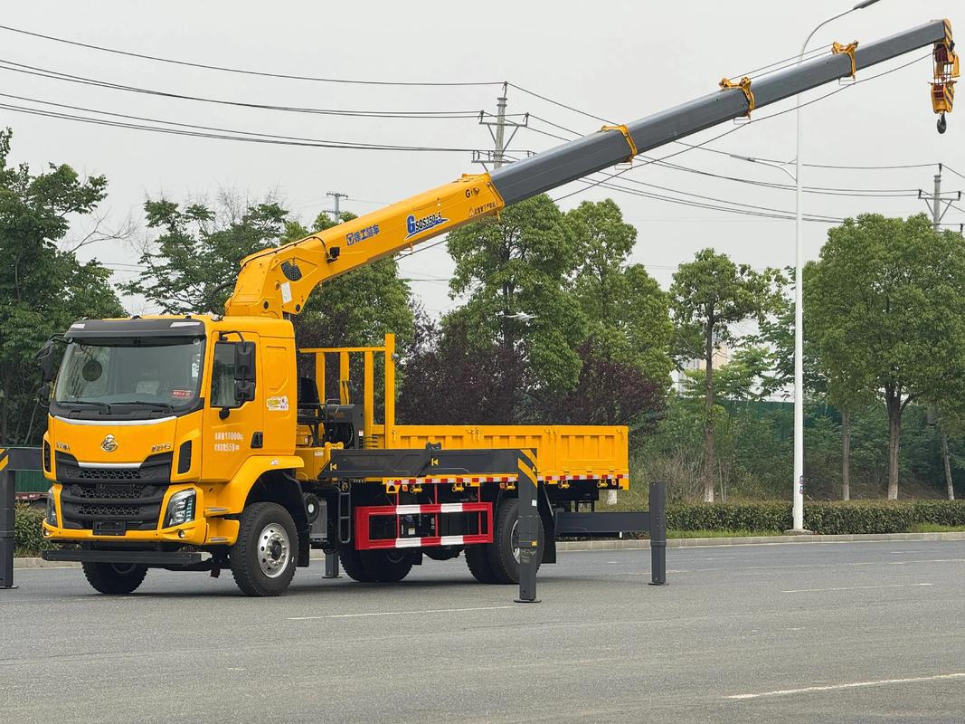 随车吊厂家首发 柳汽乘龙玉柴270马力搭配徐工14吨上装，开创行业新标杆